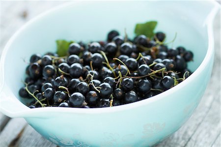 A bowl of blackcurrants Foto de stock - Sin royalties Premium, Código: 659-06307860