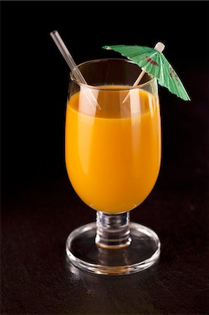 simsearch:659-06306503,k - An orange smoothie with a cocktail umbrella Foto de stock - Sin royalties Premium, Código: 659-06307888