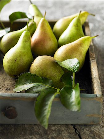 pear with leaves - Pears in a drawer Stock Photo - Premium Royalty-Free, Code: 659-06307880