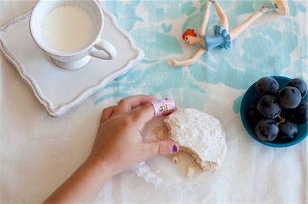 pastry overhead - Little Girl's Hand Grabbing Cookie; Glass of Milk; Toy Foto de stock - Sin royalties Premium, Código: 659-06372317