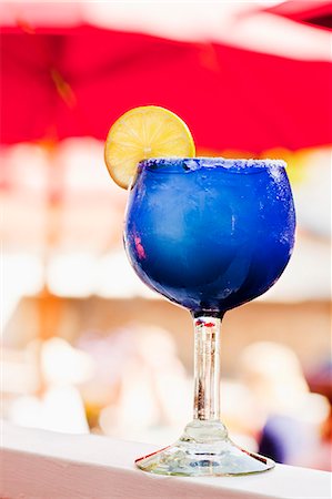 simsearch:659-06153792,k - Margarita dans un verre à tige bleu avec jante salée et une garniture au citron Photographie de stock - Premium Libres de Droits, Code: 659-06372326