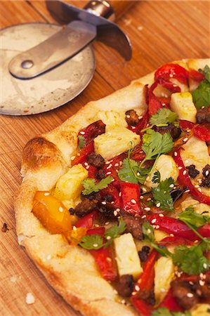 Think Crust Pizza with Peppers, Pork and Pineapple Foto de stock - Sin royalties Premium, Código: 659-06372339