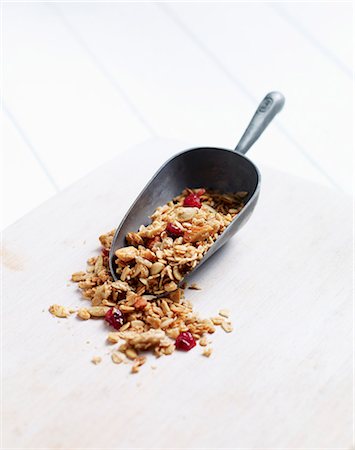 scoop - Homemade muesli with dried cranberries on a scoop Foto de stock - Sin royalties Premium, Código: 659-06372344