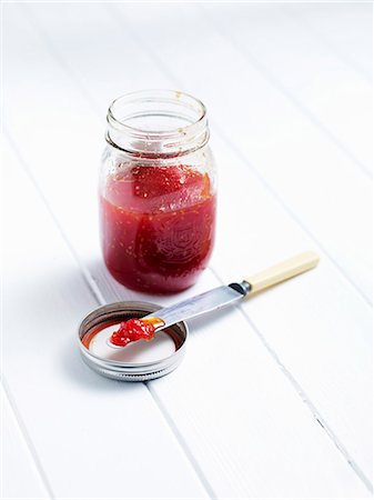 A jar of tomato chutney Foto de stock - Sin royalties Premium, Código: 659-06372343