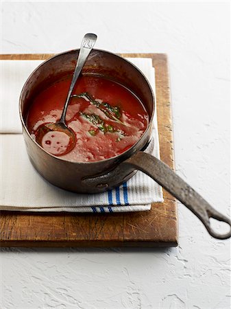 Marinara sauce in a saucepan Foto de stock - Sin royalties Premium, Código: 659-06372362