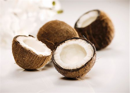 Coconuts; Whole and Halved Foto de stock - Sin royalties Premium, Código: 659-06372377