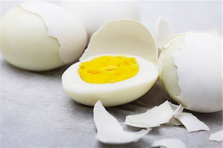 Hard Boiled Cage Free Eggs; Some Partially Peeled; One Half Fotografie stock - Premium Royalty-Free, Codice: 659-06372392