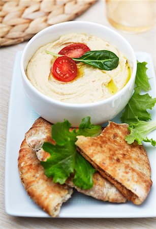 Bowl of Hummus with Pita Bread Stock Photo - Premium Royalty-Free, Code: 659-06372393