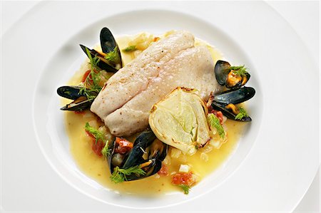 simsearch:659-06373236,k - Bass fillet with mussels and fennel Foto de stock - Sin royalties Premium, Código: 659-06372408