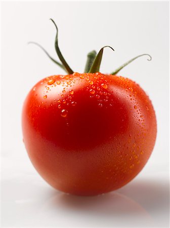 simsearch:659-06373887,k - A tomato with drops of water Stock Photo - Premium Royalty-Free, Code: 659-06372400