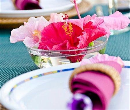 A place setting and a bowl of water hibiscus flowers Foto de stock - Sin royalties Premium, Código: 659-06372419