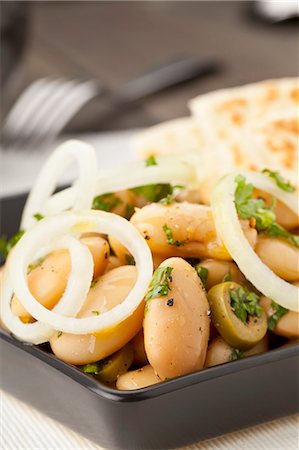 A white broad bean salad with olives and onions served with pita bread Stock Photo - Premium Royalty-Free, Code: 659-06372425