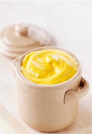 Medium hot mustard in a mustard pot Foto de stock - Sin royalties Premium, Código: 659-06372422