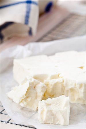 sheeps cheese - Fromage feta, émietté sur papier Photographie de stock - Premium Libres de Droits, Code: 659-06372434