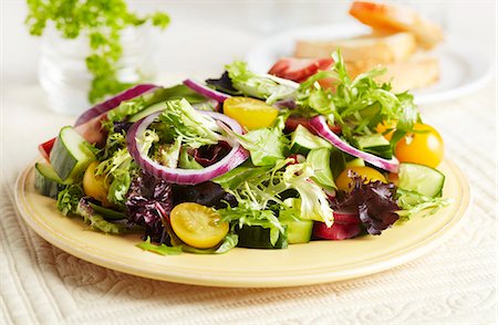 Mixed Green Salad on a Plate Foto de stock - Sin royalties Premium, Código: 659-06372447