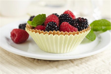 simsearch:659-07027533,k - Blackberry and Raspberry Fruit Cup Foto de stock - Sin royalties Premium, Código: 659-06372451