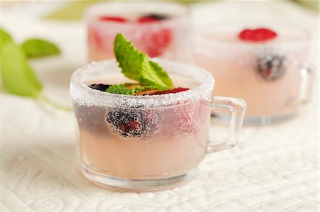 simsearch:659-07028141,k - Pink Lemonade Spritzer with Fresh Berries in Small Glasses Foto de stock - Sin royalties Premium, Código: 659-06372452