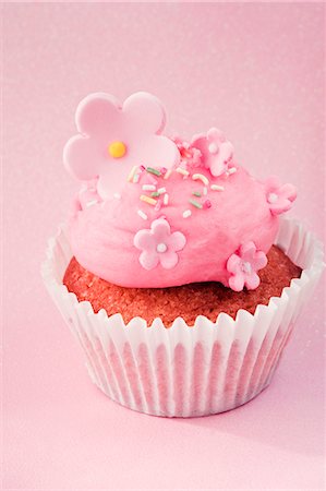 pink cupcake flowers - A cupcake decorated with pink cream and sugar flowers Stock Photo - Premium Royalty-Free, Code: 659-06372465