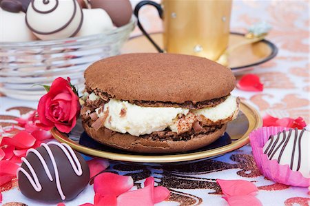 A chocolate macaroon filled with mascarpone cream Foto de stock - Sin royalties Premium, Código: 659-06372467