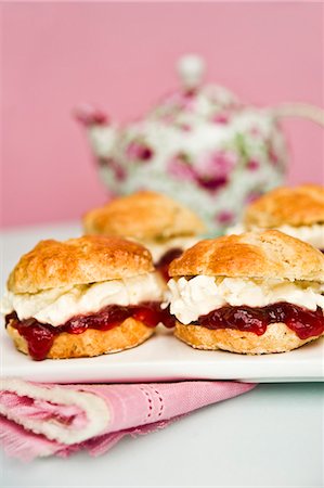 simsearch:659-06494707,k - Scones with strawberry jam and cream with a pot of tea in the background Stock Photo - Premium Royalty-Free, Code: 659-06372476