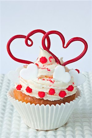 A cupcake decorated with hearts for Valentine's Day Foto de stock - Sin royalties Premium, Código: 659-06372495