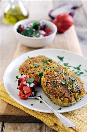 rissole - Gâteaux poêlée de pois chiches épicés au cumin et coriandre avec salsa à la tomate fraîche Photographie de stock - Premium Libres de Droits, Code: 659-06372507