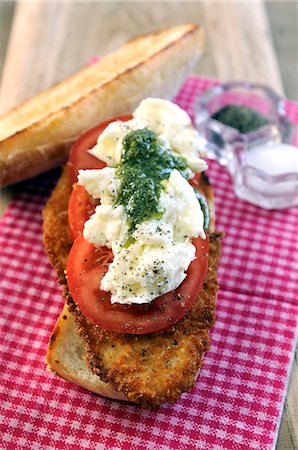 simsearch:659-08512791,k - Coquille pané, tomates fraîches, mozzarella et pesto ciabatta sandwich Photographie de stock - Premium Libres de Droits, Code: 659-06372508