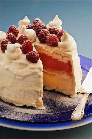 Semifreddo Pavlova mit Himbeeren Stockbilder - Premium RF Lizenzfrei, Bildnummer: 659-06372532