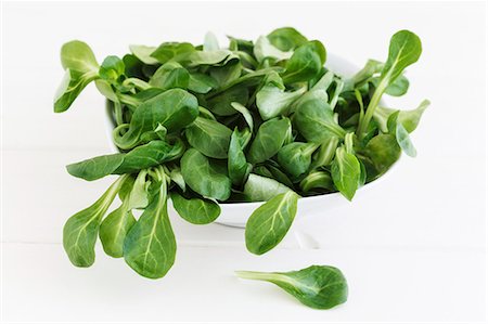 simsearch:659-01847396,k - A bowl of lamb's lettuce Stock Photo - Premium Royalty-Free, Code: 659-06372598