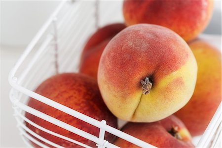 Fresh peaches in a basket Foto de stock - Sin royalties Premium, Código: 659-06372602