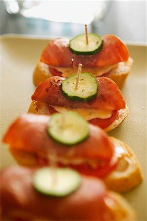 simsearch:659-06372615,k - Canapes with ham, tomatoes and cucumber Fotografie stock - Premium Royalty-Free, Codice: 659-06372615