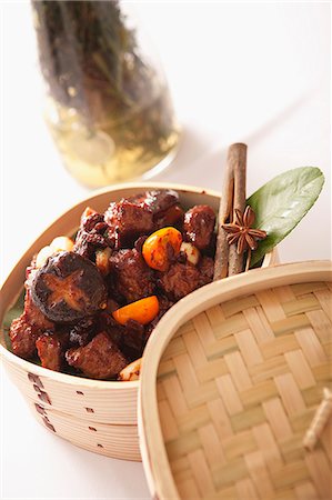 Spice chicken with mushrooms in a bamboo steamer (China) Foto de stock - Sin royalties Premium, Código: 659-06372612