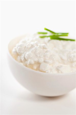 A bowl of cottage cheese with chives Foto de stock - Sin royalties Premium, Código: 659-06372622