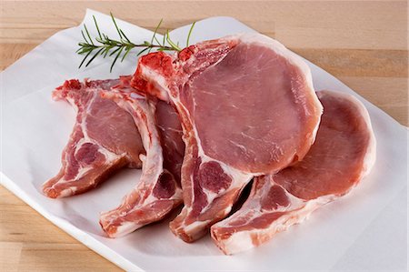 schweinefleisch - Raw pork chop in butcher paper Foto de stock - Sin royalties Premium, Código: 659-06372660