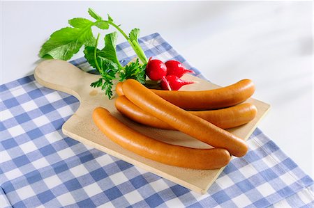 simsearch:659-01862330,k - Hot Dogs und Radieschen auf ein Schneidebrett Stockbilder - Premium RF Lizenzfrei, Bildnummer: 659-06372689