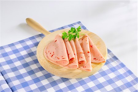 simsearch:659-07069159,k - Spiced sausage meat on a wooden plate Foto de stock - Sin royalties Premium, Código: 659-06372690