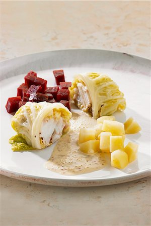 simsearch:659-06495477,k - Savoy cabbage roulade filled with cos Foto de stock - Sin royalties Premium, Código: 659-06372704