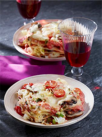 simsearch:659-06903651,k - Vegetable lasagne topped with melted cheese Foto de stock - Sin royalties Premium, Código: 659-06372708