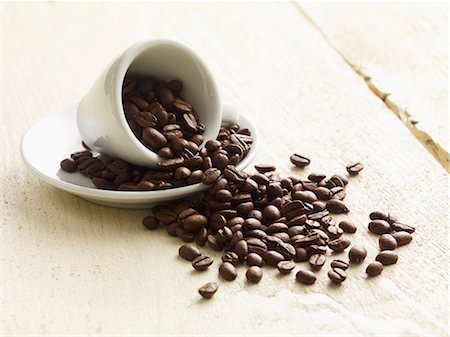 simsearch:659-07598532,k - Tasse d'espresso et café en grains Photographie de stock - Premium Libres de Droits, Code: 659-06372724