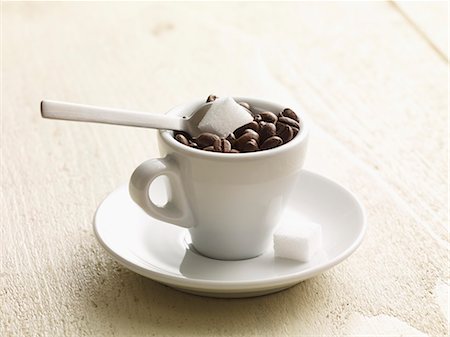 demitasse - A cup of espresso beans and sugar cubes Foto de stock - Sin royalties Premium, Código: 659-06372725