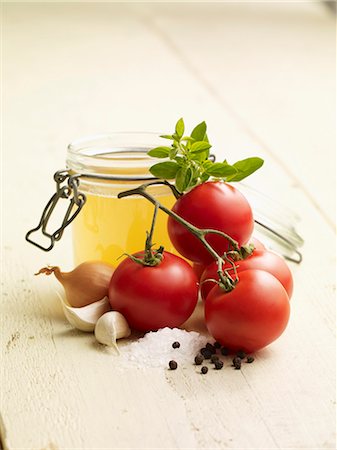 diente de ajo - Ingredients for tomato soup Foto de stock - Sin royalties Premium, Código: 659-06372739