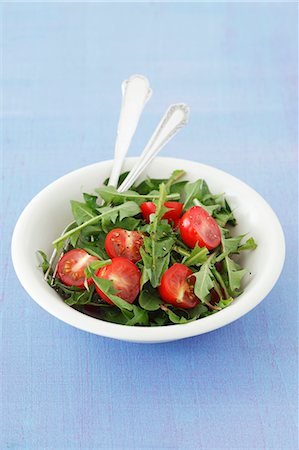 simsearch:659-06494555,k - Dandelion salad with cherry tomatoes Foto de stock - Sin royalties Premium, Código: 659-06372787