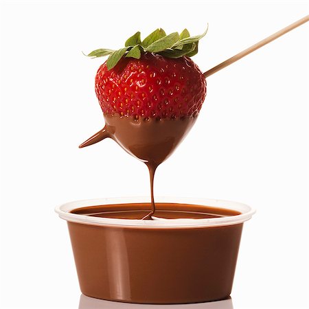 Strawberry Dipped in a Container of Chocolate Sauce Foto de stock - Sin royalties Premium, Código: 659-06372835