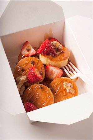 Mini Pancakes with Strawberries, Nuts and Honey in a Take Out Container Stock Photo - Premium Royalty-Free, Code: 659-06372836