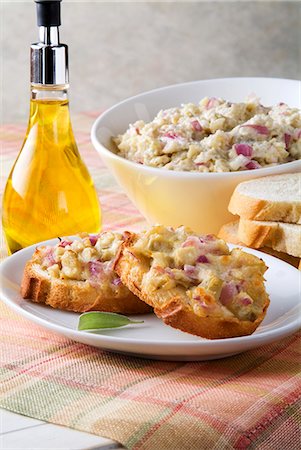 simsearch:659-06372847,k - Brushetta; Bread Slices, Topping and Olive Oil Foto de stock - Sin royalties Premium, Código: 659-06372847