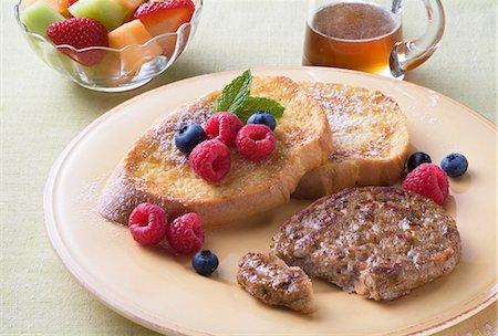 Chicken Sausage Patty and French Toast with Fresh Berries; Syrup and Fruit Salad Foto de stock - Sin royalties Premium, Código: 659-06372848