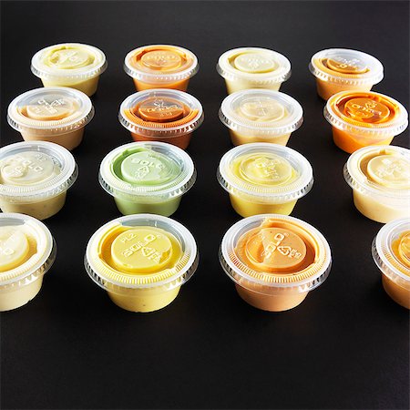 salsa (mojar) - Various dips in small plastic bowls Foto de stock - Sin royalties Premium, Código: 659-06372861