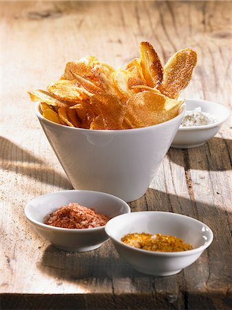 potatochips - Potato chips with pepper salt, curry salt and celery salt Stock Photo - Premium Royalty-Free, Code: 659-06372880