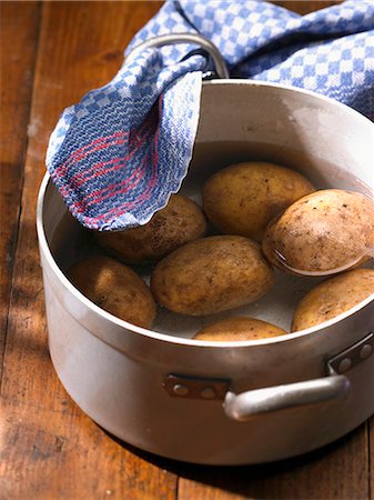 préparé - Pommes de terre dans une casserole d'eau Photographie de stock - Premium Libres de Droits, Code: 659-06372882