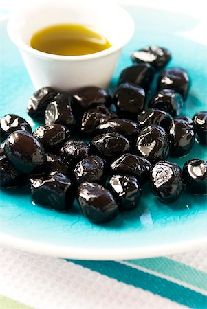 Morrocan Olives with Olive Oil on a Blue Plate Stock Photo - Premium Royalty-Free, Code: 659-06372900